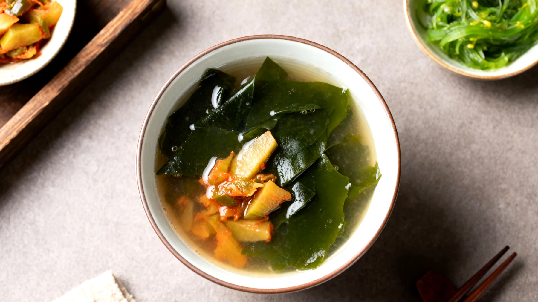 Miso-Suppe mit fermentiertem Gemüse und Seetang (Wakame)"